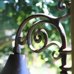CHEMIN DE CAMPAGNE - Cloche de jardin de porte ancienne en fonte marron 27 x 20.5 cm