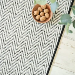 DÉCOWEB - Tapis intérieur / extérieur en tissé plat - java chevron blanc - galon noir - 160 x 230 cm