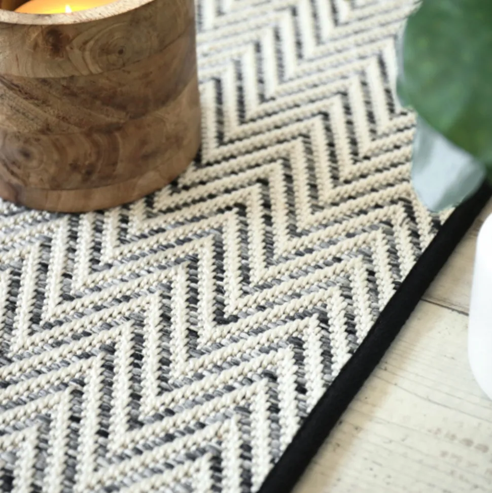 DÉCOWEB - Tapis intérieur / extérieur en tissé plat - java chevron blanc - galon noir - 140 x 200 cm