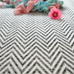 DÉCOWEB - Tapis intérieur / extérieur tissé plat - java chevron blanc - ganse noire - 140 x 200 cm