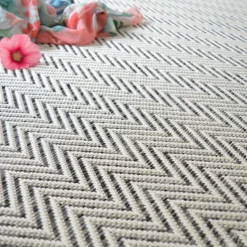 DÉCOWEB - Tapis intérieur / extérieur tissé plat - java chevron blanc - ganse noire - 140 x 200 cm