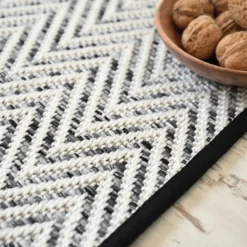 DÉCOWEB - Tapis intérieur / extérieur en tissé plat - java chevron blanc - galon noir - 200 x 200 cm
