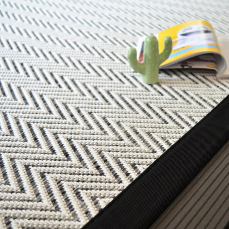 DÉCOWEB - Tapis intérieur / extérieur tissé plat - java chevron blanc - ganse noire - 250 x 350 cm