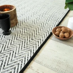 DÉCOWEB - Tapis intérieur / extérieur en tissé plat - java chevron blanc - galon noir - 120 x 170 cm