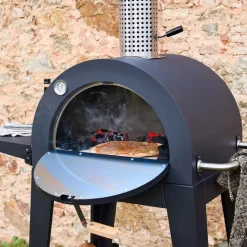 Four à pizza d'extérieur au charbon de bois. Coloris noir - giulia - pierre de cuisson roulette pelle et housse. L70xp63xh122cm