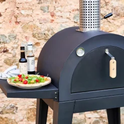 Four à pizza d'extérieur au charbon de bois. Coloris noir - giulia - pierre de cuisson roulette pelle et housse. L70xp63xh122cm